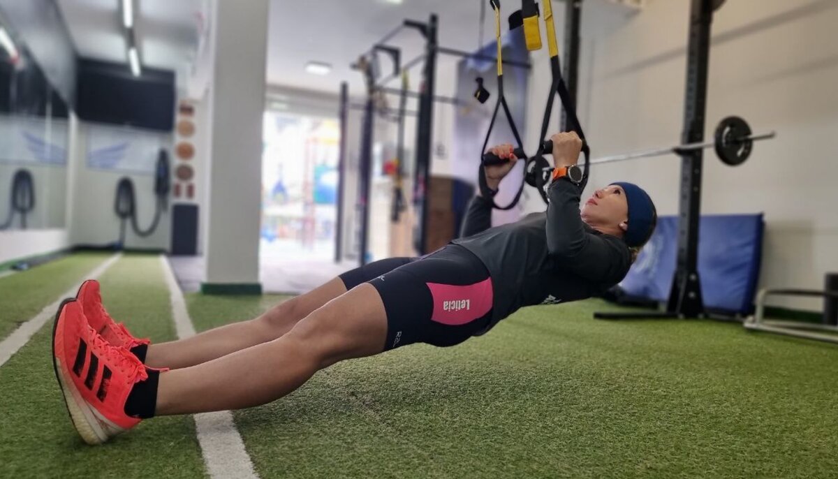 Letícia treinando TRX no estúdio Equipiazza