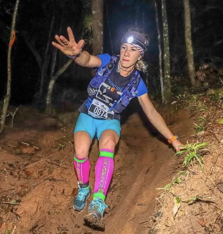 Letícia Saltori descendo trilha técnica