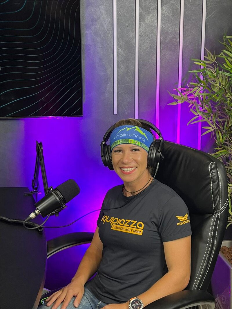 Letícia em estúdio de podcast