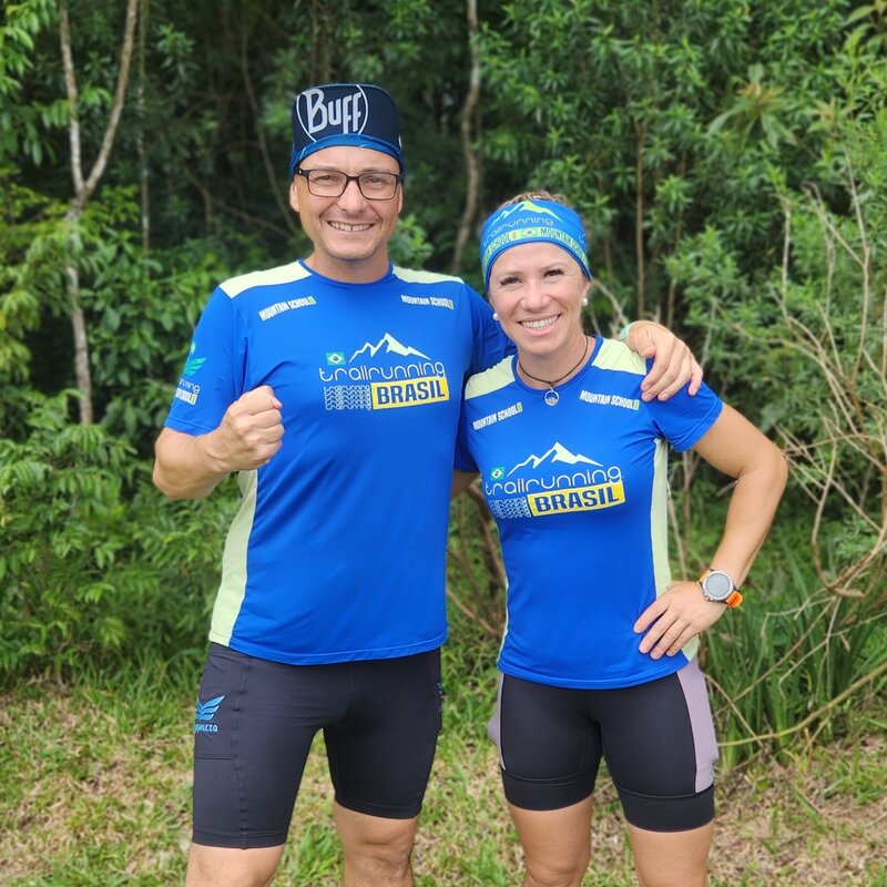 Marco e Letícia com a camisa Trail Running Brasil