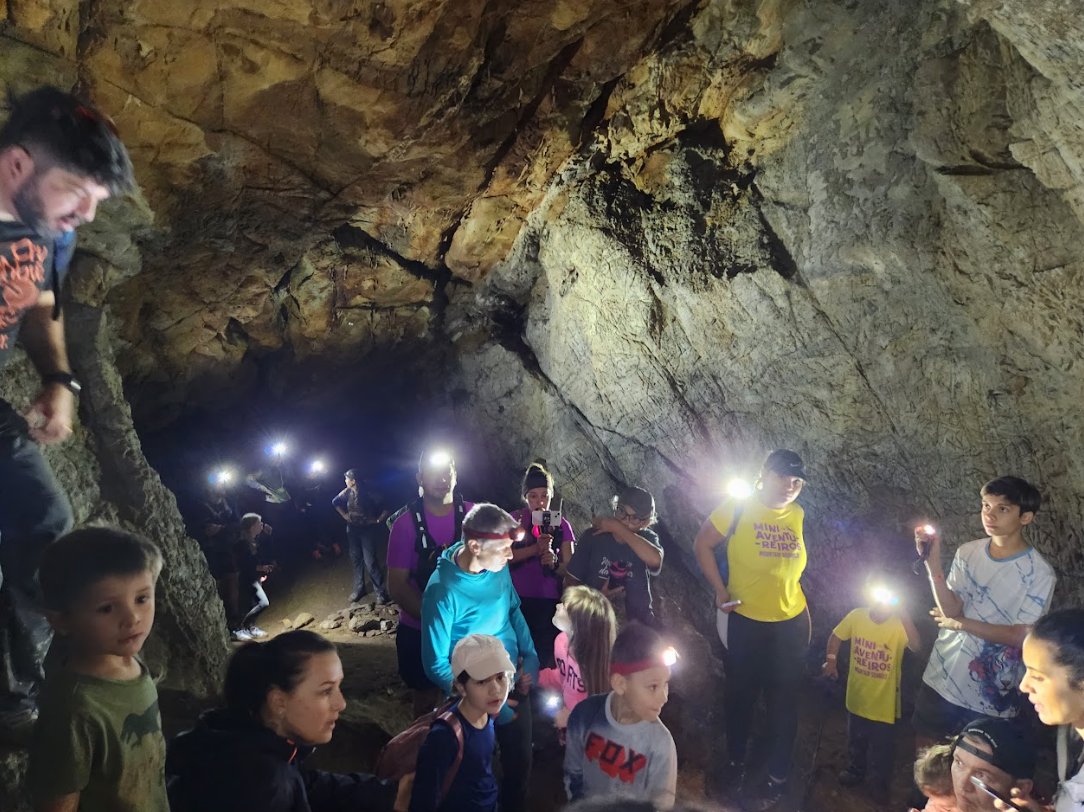 Mini aventureiros explorando caverna