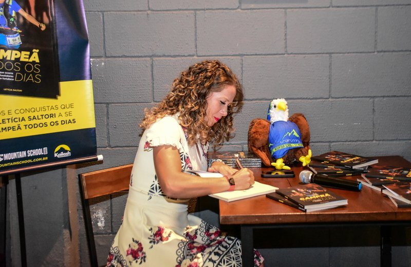Letícia Saltori autografando livro